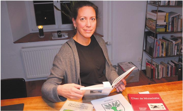 Karin Hebeisen erhält immer wieder Bücher mit Geschichten. Diese und mündliche Überlieferungen bilden die Basis für ihre Lieder. Bild: Roger Wetli Karin Hebeisen erhält immer wieder Bücher mit Geschichten. Diese und mündliche Überlieferungen bilden die Basis für ihre Lieder. Bild: Roger Wetli
