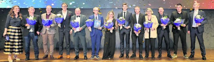 Die Geehrten und Laudatoren der 13. AFV-Gala von links: Judith Wernli (Moderatorin), Sascha Freiburghaus (Axpo Swiss Willpower Award), René Pfister (PluSport), Mark Wilms (Axpo), Luigi Ponte (Präsident AFV), Jürg Mauberger (AFV-Award), Martina Bircher (Regierungsrätin Kanton Aargau), Silvan Otto (MVP), Daniel Gygax, Brigitte Baur-Weilenmann (Women’s Award), Angelo Schirinzi (Beachsoccer-Nationaltrainer), Dejan Stankovic (Special Award), Dieter Widmer (Direktionspräsident AKB). Bild: Gerry Frei / AFV
