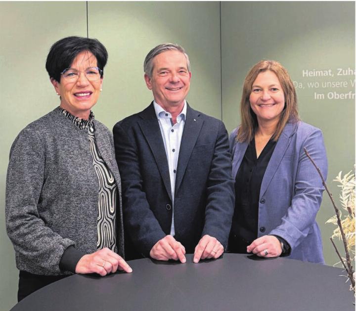 OK der Jubiläumsfeier, von links: Silvia Gut (Marketingverantwortliche), Marc Jordan (Vorsitzender der Bankleitung), Bernadette Käppeli (Vizepräsidentin Verwaltungsrat). Bild: zg