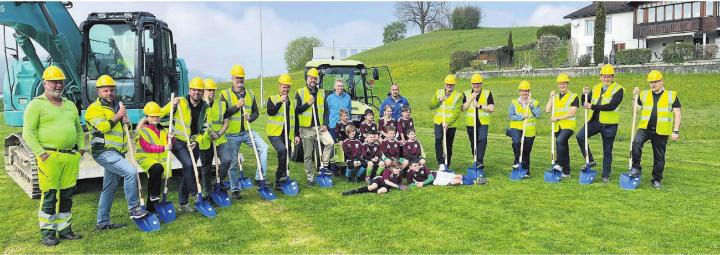 Ein bunt gemischter «Spatenstich», unterstützt von Vizeammann Pascal Vontobel (Zweiter von rechts). Bilder: Walter Minder Ein bunt gemischter «Spatenstich», unterstützt von Vizeammann Pascal Vontobel (Zweiter von rechts). Bilder: Walter Minder