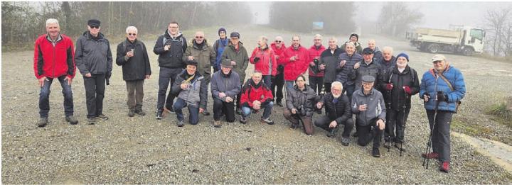 Der Wintermarsch fand trotz Nebel bei hervorragender Stimmung statt. Später zeigte sich gar die Sonne noch. Bild: zg
