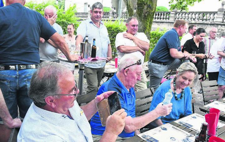 Im Garten des Restaurants Sternen wurde bodenständig gefeiert. Koryphäen des SK Freiamt – wie Sepp Broch, Gerold Schmid oder Magnus Döbeli – sind auf diesem Bild zu sehen. Bild: Daniel Marti