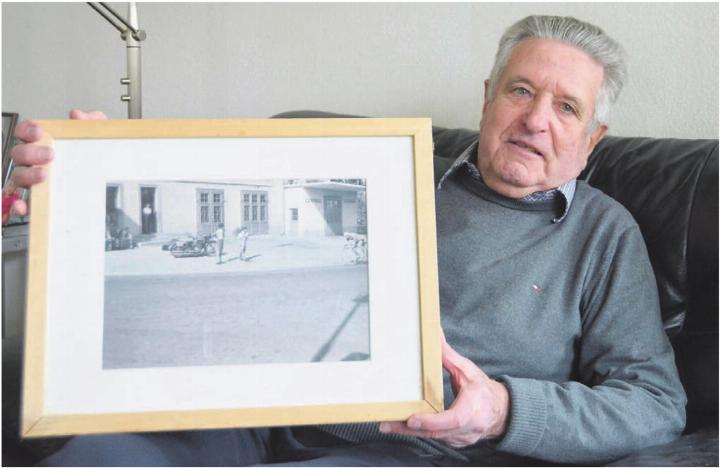 Anton Kobler mit einem alten Bild, das ihn als Buben vor der Tankstelle seines Vaters an der Zürcherstrasse zeigt. Bilder: zg / Annemarie Keusch Anton Kobler mit einem alten Bild, das ihn als Buben vor der Tankstelle seines Vaters an der Zürcherstrasse zeigt. Bilder: zg / Annemarie Keusch