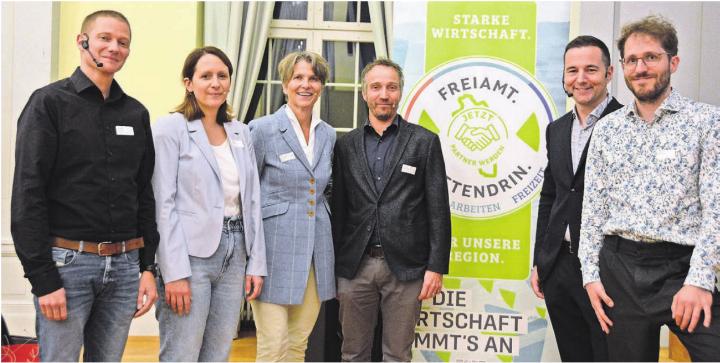 Sie gestalteten das Wirtschaftsforum mit, von links: Reto Anderhub (Gemeinderat Hochdorf), Valérie Weibel (Arbeitsgruppe Mobilität und Ortsplanung, Muri), Moderatorin Franziska Borer, Gemeindepräsident Hans-Peter Budmiger, Dominik Kramer (Sektionsleiter Gesamtverkehrsplanung) und Julian Renninger (SBB). Bild: Annemarie Keusch