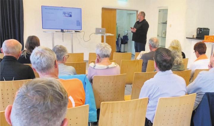 Stefan Haber erklärt den Besucherinnen und Besuchern, wie es auf den Notfallstationen zu- und hergeht. Bild: msc