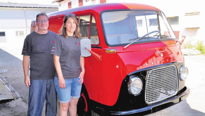 Vor dem Abschluss der Restaurierung: Pirmin Imboden und Jolanda Hofmann mit dem Waltenschwiler Ford Taunus. Bild: Thomas Stöckli