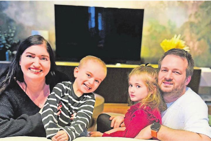 Freude über die neue Stube, von links: Corinne Aeschlimann mit Eliah, Samira und Pascal Aeschlimann. Bilder: zg
