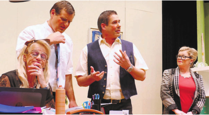 Im Büro Winter Corporate wird diskutiert, von links: Susi Lager (Ruth Staubli), Hubert Kunz (David Küng), Stefan Maibach (Roland Aeberli) und Cornelia Amstalden (Claudia Anderegg).Bilder: Richard Gähwiler