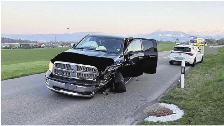 Die Strasse zwischen Auw und Alikon war für Stunden gesperrt. Bild: pz