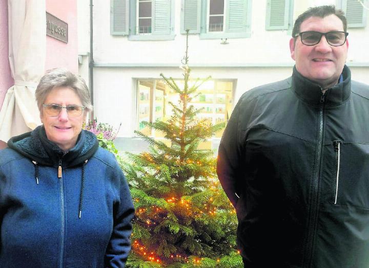 Sabina Glarner und Reto Lorenzi sind in den letzten Zügen der Vorbereitungen für den diesjährigen Christchindli-Märt. Erneut werden gegen 100 000 Besucherinnen und Besucher im Städtli erwartet. Die Verantwortlichen hoffen indes, dass der Ansturm heuer etwas kleiner ausfällt als im rekordverdächtigen Vorjahr. Bild: Marco Huwyler