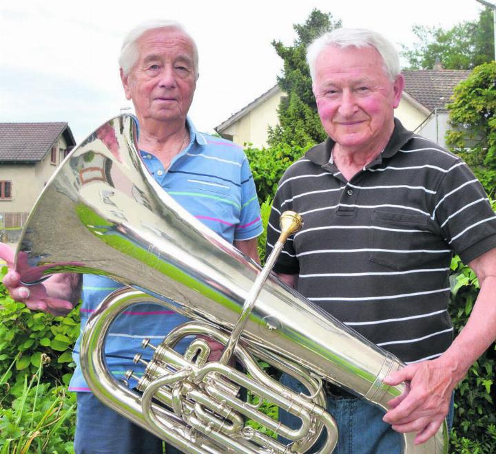 Zwei langjährige und begeisterte Musikanten: Willi Koch (links) und Sepp Fleischlin mit seinem Es-Horn. Bild: Annemarie Keusch