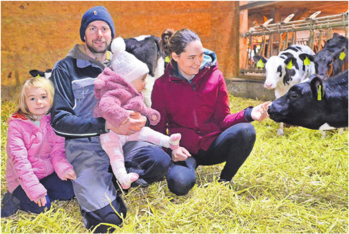 Lukas Villiger, Präsident der Holsteinzüchter Oberfreiamt, mit Ehefrau Mathilde und den Töchtern Anas (links) und Nolwen.
