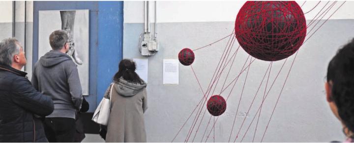 Eine Abschlussarbeit aus der letztjährigen Ausstellung des Schwerpunktfachs Bildnerisches Gestalten.    Bild: Archiv