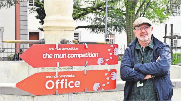 The Muri Competition ist der einzige Wettbewerb dieser Art, bei dem die Teilnehmer privat untergebracht sind. Dass dies funktioniert, freut Gründer Renato Bizzotto. Weil einige ältere Langzeitgastgeber wegfallen, ist das OK in Zukunft gefordert. Bild: Verena Anna Wigger The Muri Competition ist der einzige Wettbewerb dieser Art, bei dem die Teilnehmer privat untergebracht sind. Dass dies funktioniert, freut Gründer Renato Bizzotto. Weil einige ältere Langzeitgastgeber wegfallen, ist das OK in Zukunft gefordert. Bild: Verena Anna Wigger