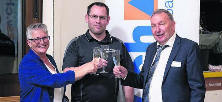 Romuald Brem (rechts), bisheriger Präsident des Aargauischen Zivilschutzverbands, mit seinem Nachfolger Mike Rudin und Vreni Friker, abtretende Leiterin der Geschäftsstelle. Bild: zg