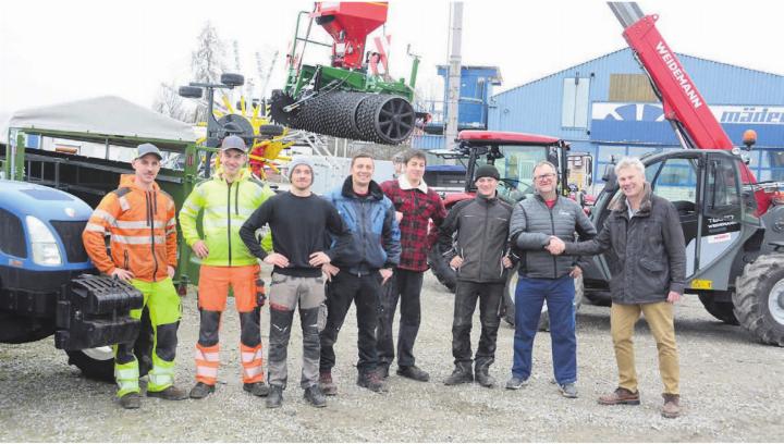 Rund 6000 Besucher werden erwartet, die Vorbereitungen auf die Ausstellung laufen darum bereits auf Hochtouren: Geschäftsleiter Rolf Mäder und Verkaufsleiter Ralf Meier (von rechts) mit einem Teil des Teams.
Bild: Chregi Hansen