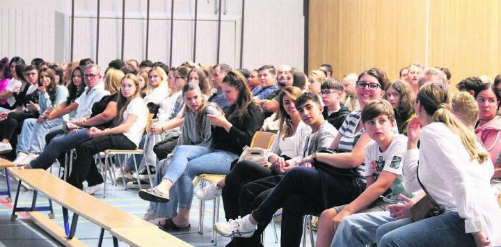 Den Schülern und deren Eltern werden die vielen Möglichkeiten und Unterstützungsangebote zur Berufswahl erläutert. Bild: mo