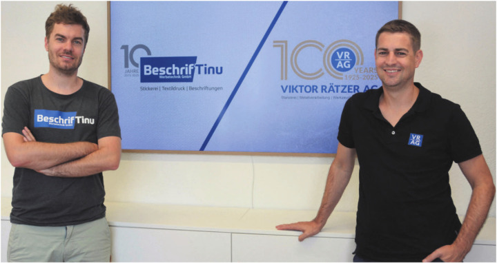 Gleich zwei Firmen feiern Jubiläum: Die BeschrifTinu Werbetechnik GmbH von Martin Müller (links) wird 10 Jahre alt, die Viktor Rätzer AG mit Geschäftsführer Remo Müller ist schon zehnmal so alt. Bilder: Chregi Hansen / zg