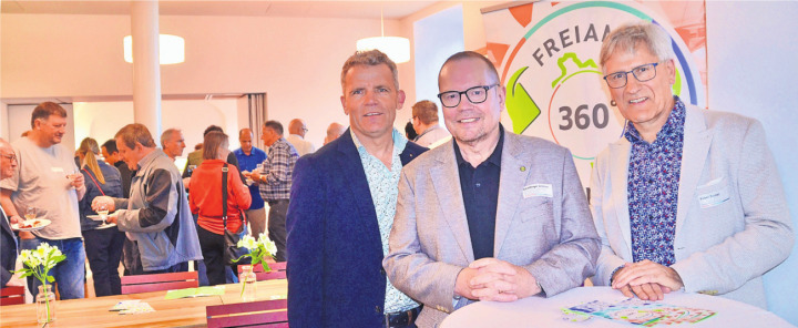 Die Gastgeber des Netzwerkanlasses von Freiamt.Mittendrin, von links: Rainer Heggli, Präsident des Regionalplanungsverbands Oberes Freiamt, Andreas Gnädinger, Präsident der Repla-Wirtschaftskommission, und Daniel Räber, Leiter der Repla-Geschäftsstelle.Bild: Thomas Stöckli