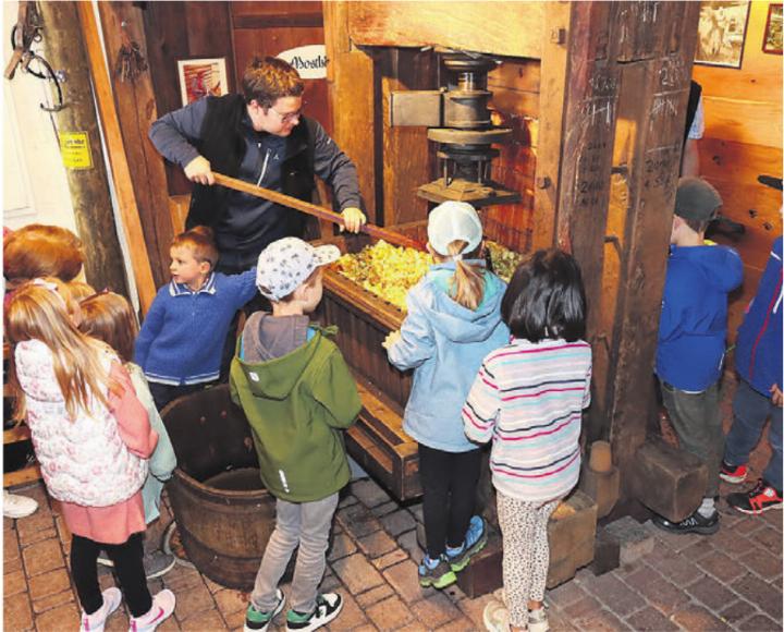 Staunende Kinder beim Mostpressen. Bild: zg