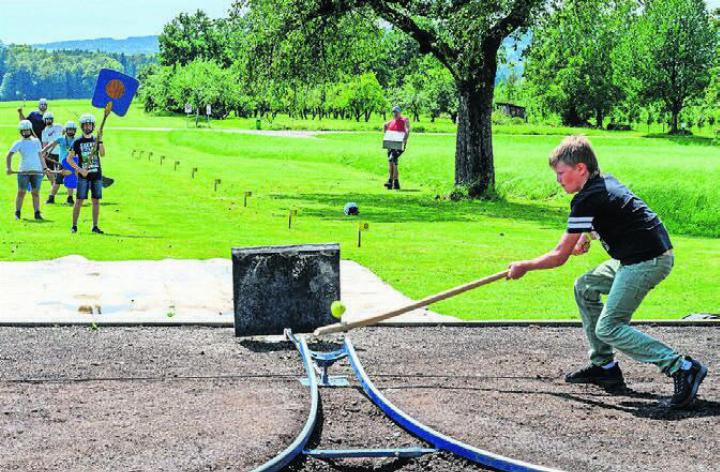 Auch Hornussen können die Kinder in den Sommerferien kennenlernen. Bild: zg