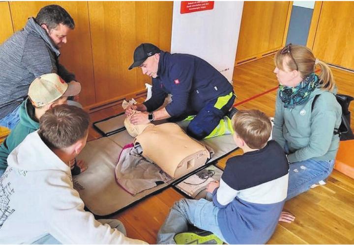 Wie im Notfall zu handeln ist – an verschiedenen Posten lernten die interessierten Familien ganz viel Spannendes. Bilder: str