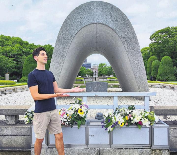 Stefan Wehrli in Hiroshima. Der Freiämter reist sehr gern. Auf seinen Reisen filmt er zahlreiche der «Pranks», auf denen sein Youtube-Kanal basiert. Bild: zg