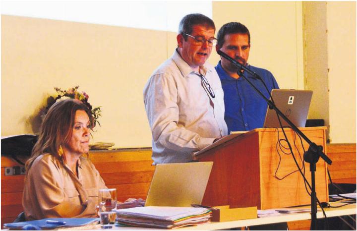 Gemeindeschreiberin Andrea Bolliger, Ammann Marcel Riesen und Gemeinderat Stefan Hafen (v. l.) waren gefordert. Bild: Annemarie Keusch Gemeindeschreiberin Andrea Bolliger, Ammann Marcel Riesen und Gemeinderat Stefan Hafen (v. l.) waren gefordert. Bild: Annemarie Keusch