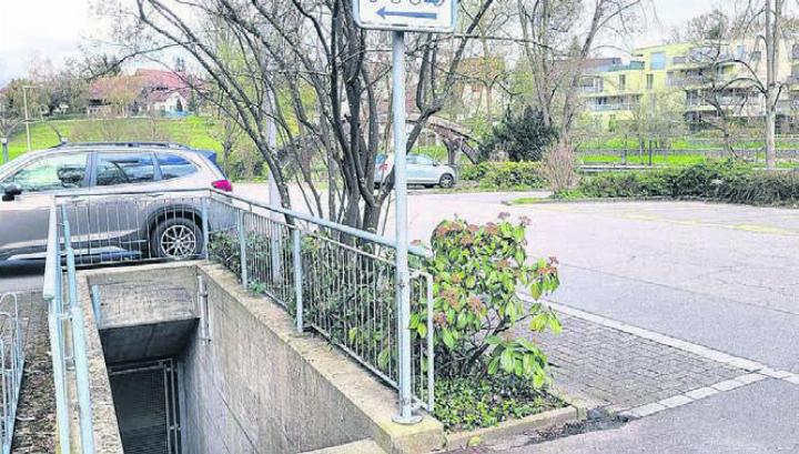 Der Eingang zur Unterkunft befindet sich direkt beim Alterswohnheim. Für viele Dottiker ist dies der völlig falsche Standort. Bild: Archiv