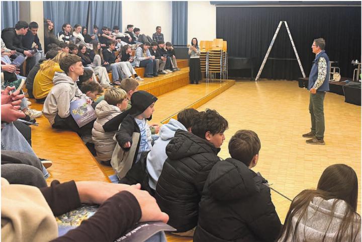 Louis Palmer zieht die Schülerinnen und Schüler der Sek- und Realschule in seinen Bann. Bilder: abi