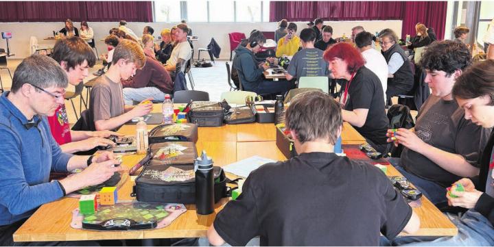 Rund 80 Personen, Kinder und Erwachsene, sind Teil des ersten Speedcubing-Anlasses in Muri. Bilder: abi Rund 80 Personen, Kinder und Erwachsene, sind Teil des ersten Speedcubing-Anlasses in Muri. Bilder: abi