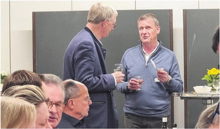 Gemeindeammann Peter Hochuli aus Unterlunkhofen, links, im Gespräch mit dem Autor des Joner Buchs Arnold Huber. Bilder: Verena Anna Wigger