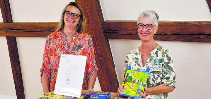 Trudi Brunner, Stellvertretende Leiterin der Bibliothek, und Conny Sander-Reinhardt, Leiterin der Bibliothek im Kloster Muri, sind begeistert, dass sie das Angebot «Lese-Tandem» lanciert haben. Bild: Verena Anna Wigger