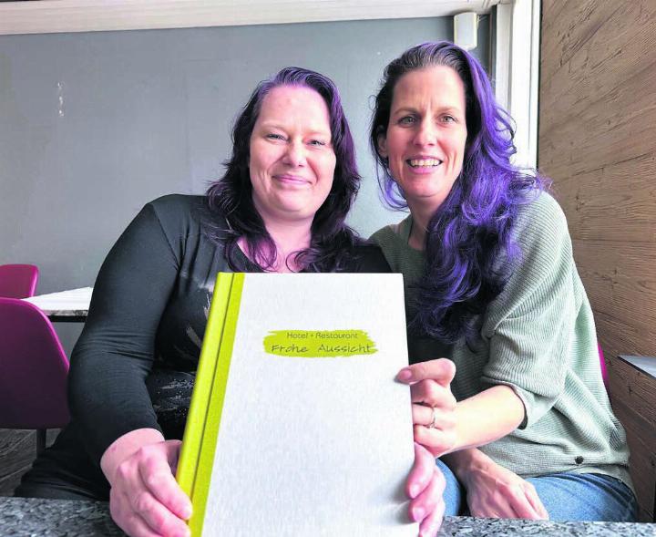 Eröffnung ist am 7. Mai. Köchin Angie Unterasinger (links) und Anja Bär (Service) sind voller Tatendrang. Bild: Stefan Sprenger