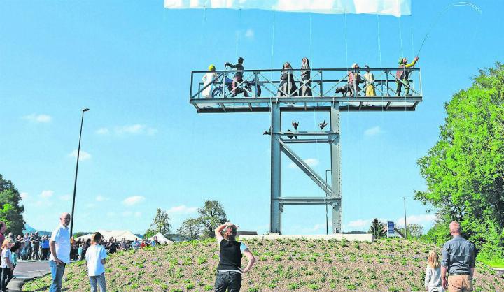 23. September 2017: Der Kreisel ist mit einem Innendurchmesser von 22 Metern einer der grössten in der Region. Der Kreiselschmuck ist sechs Meter hoch und neun Meter breit. Bild: Archiv/sab