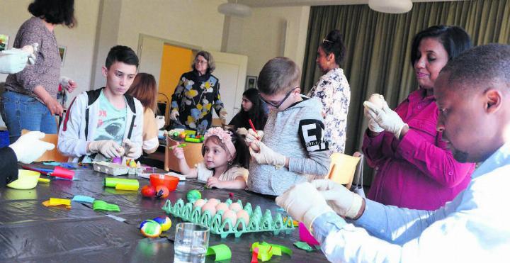 Erwachsene und Kinder, Freiwillige und Geflüchtete – beim Osterfeierfärben trifft sich eine bunte Gruppe. Bilder: Annemarie Keusch