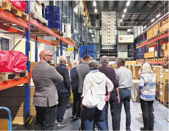 In Kleinstgruppen wurde den Teilnehmenden die Funktionsweise der mehrstöckigen Druckmaschine erklärt, während diese im Hintergrund ihre Arbeit verrichtete und der «Tages Anzeiger» in atemberaubender Geschwindigkeit gedruckt wurde.