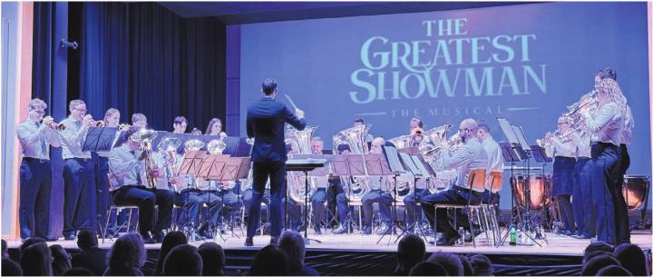 Die Auwer Brass Band beim Jahreskonzert in der Mehrzweckhalle Auw. Im Vordergrund mit dem Rücken zum Publikum ist der Dirigent Florian Schneider zu sehen. Bilder: mam
