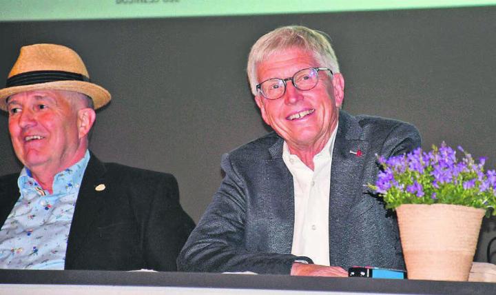 Wurde nach neunjähriger Tätigkeit als Präsident gebührend verabschiedet: Martin Burkard. Links Ruedi Donat, der als Vertreter des Stiftungsrates aus dem Vorstand zurückgetreten ist. Bilder: Daniel Marti