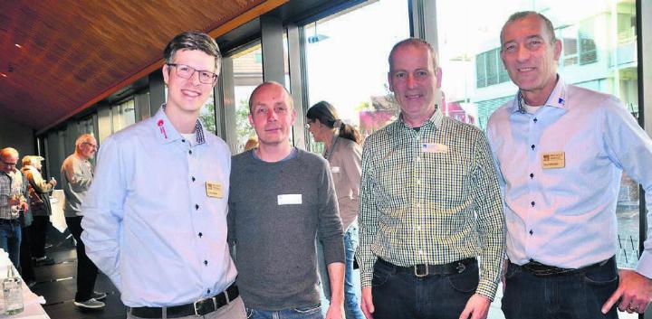 An der Generalversammlung von Pro Holz Aargau in Muri, von links: Felix Moor, Geschäftsführer, Lukas Frei, freier Mitarbeiter im Bereich Holzenergie, Stefan Staubli, neuer Vizepräsident, und Präsident Anton Möckel. Bild: Thomas Stöckli