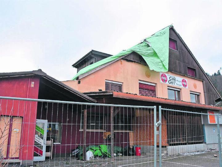 Rundherum abgesperrt. Nach dem Brand von Ende September wird das Café Golf bald abgerissen. Bild: Annemarie Keusch