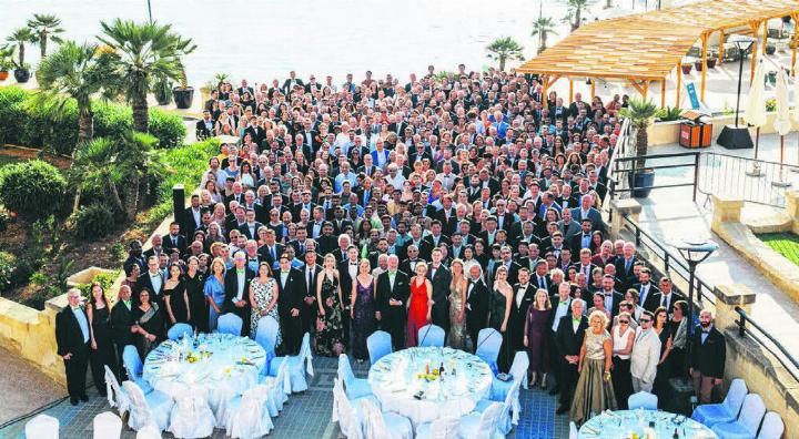 Unvergesslich: die Jubiläumsfeier auf Malta mit ganz vielen der weltweit über 670 Mitarbeitenden. Bild: zg