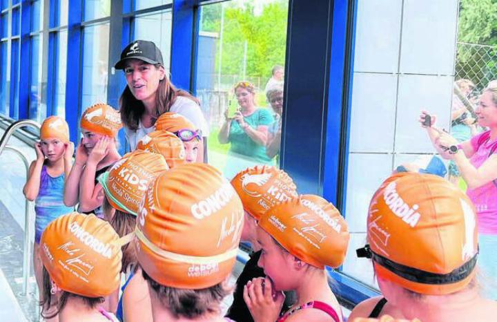 Tipps von der Ex-Spitzensportlerin: Nicola Spirig gibt den Bremgarter Kids vor ihrem Schwimmeinsatz motivierende Worte auf den Weg. Bild: zg
