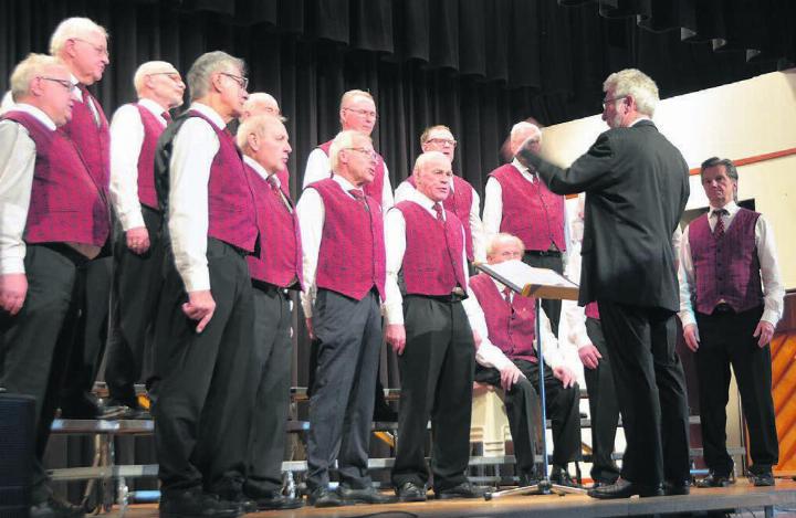 Der Männerchor Benzenschwil unter der Leitung von Dirigent René Amstutz.