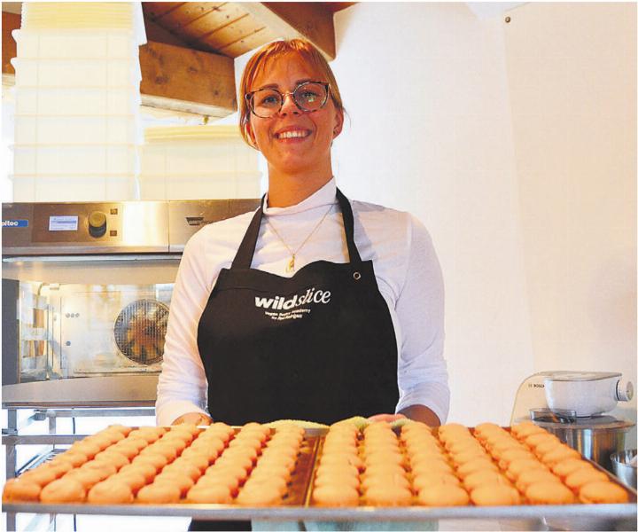 Frisch aus dem Ofen. Steffi Furrer präsentiert ihre Macarons. Für eine ideale Produktion hat sie mit ihrem Vater das grosszügige Gartenhaus umgebaut. Bild: Annemarie Keusch