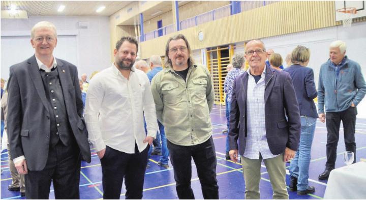 Der Gemeinderat hat in Unterlunkhofen zum Neujahrsapéro empfangen. Von links: Gemeindeammann Peter Hochuli, Samuel Felber, Dominique Tschudin und Vizeammann Siegfried Braun. Bild: Thomas Stöckli