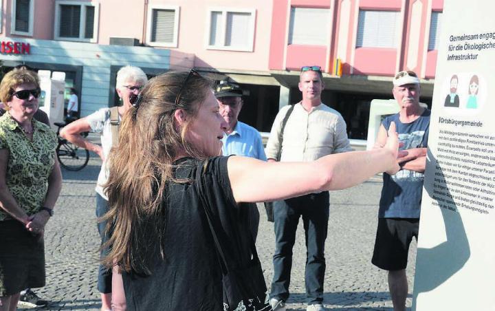Projektleiterin Isabelle Glanzmann erklärt den Aufbau und Inhalt der Wanderausstellung. Zu den aufmerksamen Zuhörern gehört auch Gemeinderat Daniel Füglistaler (Zweiter von rechts). Bild: Chregi Hansen