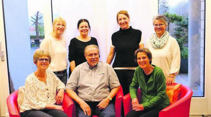 Die neuen Verwaltungsratsmitglieder, stehend von links: Eliane Nogara, Iris Helbling Villiger, Marlene Stalder, Daniela Wigger; sitzend von links: Präsidentin Renate Arnold und die beiden scheidenden Verwaltungsräte René Wyttenbach und Brigitte Halter. Bild: zg