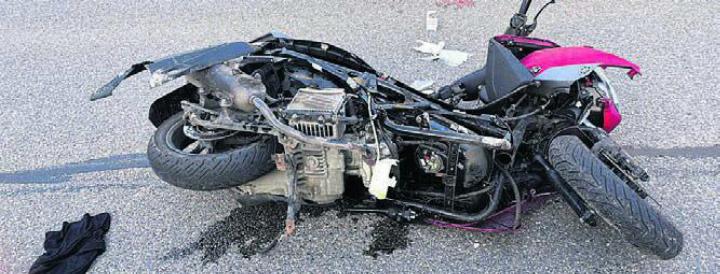 Das Motorrad und der junge Fahrer wurden stark in Mitleidenschaft gezogen. Bild: zg