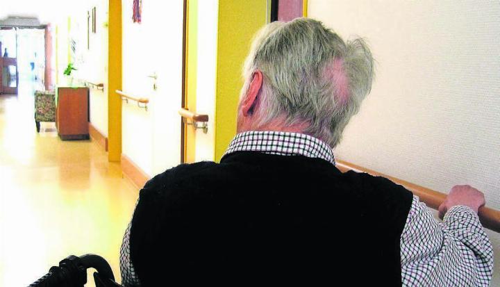 Vor allem die steigenden Kosten im Pflege- und Gesundheitsbereich belasten die Kassen der Gemeinde Jahr für Jahr mehr. «Die Zahlen bekommen wir vom Kanton, wehren können wir uns dagegen nicht», sagt Denise Strasser. Bilder: pixabay/Archiv